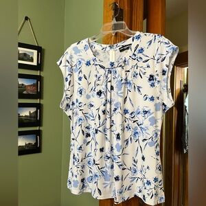 Karl Lagerfeld blouse. Inverted front pleat & bow. Excellent condition. Size XL